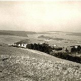 Bild0085 Blick nach Bleidenstadt. Noch ohne Hochhäuser. Im Vordergrund das Roßbachtal. Links die heutige, damals noch unbebaute Roßbachhöhe. Rechts die fast unbebaute...