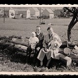 Bild0847 Gartenfeldstraße (heute Vogtlandstraße) mit Blick auf die Schleusen Aarbach/Storchengraben.Dietere Graffé (geb. 1942), Ferdinand Saufaus und Katharina (Käthe)...