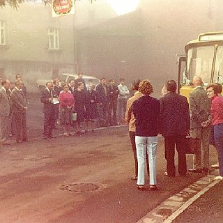 Bild0107 1969 Der Postbus kommt nach Seitzenhahn. Bushaltestelle Eltviller Strasse am Haus Gräßer/Hohmann. Rechts im Bild mit rotem Pullover Edith Frankenbach. Bildmitte...