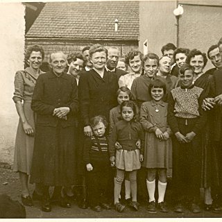 Bild0125 ca. 1955 Familie Lotz in der Hofeinfahrt Talstrasse 5. Aufgenommen anl. des 90. Geb. von Wilhelmine "Oma Lotz" (7)(Mutter v. August Lotz) aus Watzhahn. Oswald...