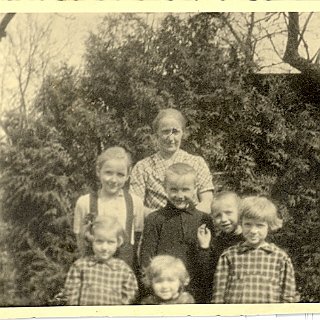 Bild0204 Lina Lotz geb. Wilhelm mit ihren Kindern.