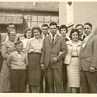 Bild0230 Familie Lotz in der Hofeinfahrt Talstrasse 5 (aufgenommen vor 1955 ?) vlnr. Mina Lotz mit Gatten. Irmgard Scheidt, Leni Gruber, Willi Scheidt, Günther Gruber...