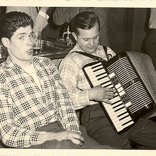 Bild0065 "Zum Wiesengrund" Sepp am Harmonium. Gerhard Bodenheimer Gesang.