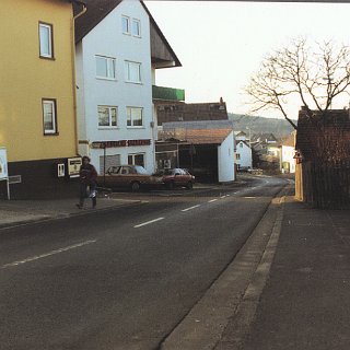 Bild1680 19XX ?? Blick auf die Talstrasse. Es gibt zu dieser Zeit noch die Weinstube Römer und die Tankstelle von Heinz Heid. Wer kann sagen wann das Bild entstand?