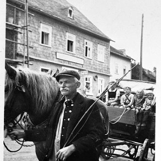 Eltviller Strasse Die Eltviller Straße hatte verschiedene Namen. Sie hieß auch Bleidenstädter Strasse, Schanzenweg, Bahnhofstrasse und war...