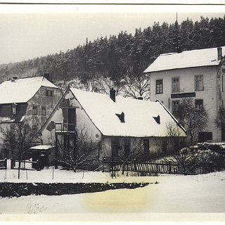 Bild1753 27.1.1929. Die Hähnchesmühle mit dem 1858 errichteten Gasthaus "zum Aartal" (in den 1960er Jahren abgerissen), dem heute noch bestehenden Gesindehaus und dem...