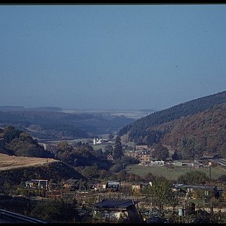 Bild0280 Blick von der Roßbachhöhe über die Schrebergärten auf das Aartal. Zur zeitlichen Einordnung: Die Aarstrasse ist ausgebaut, der Umspannturm steht auf dem Platz...