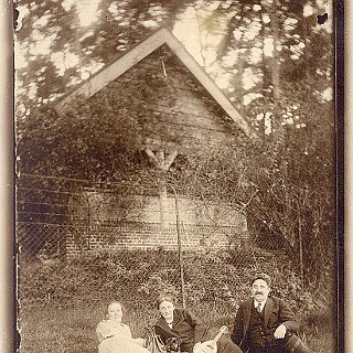 Bild0806 ca 1930 : Feriengäste des "Goldenen Engel" vorm Blockhaus "Am Hähnchen"